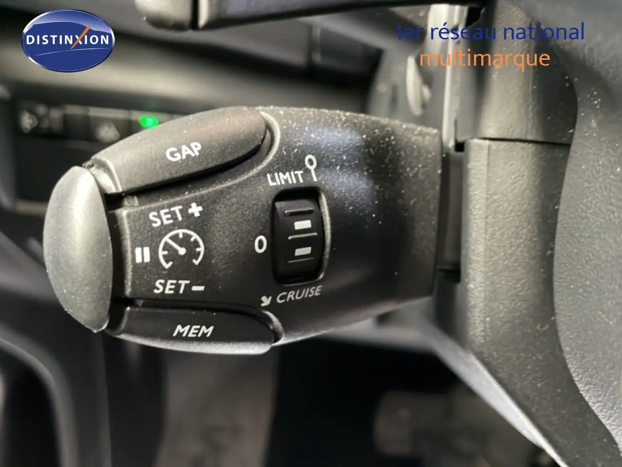 Gros plan sur la commande de régulateur de vitesse au volant du Citroën C5 Aircross gris platinium 2025.