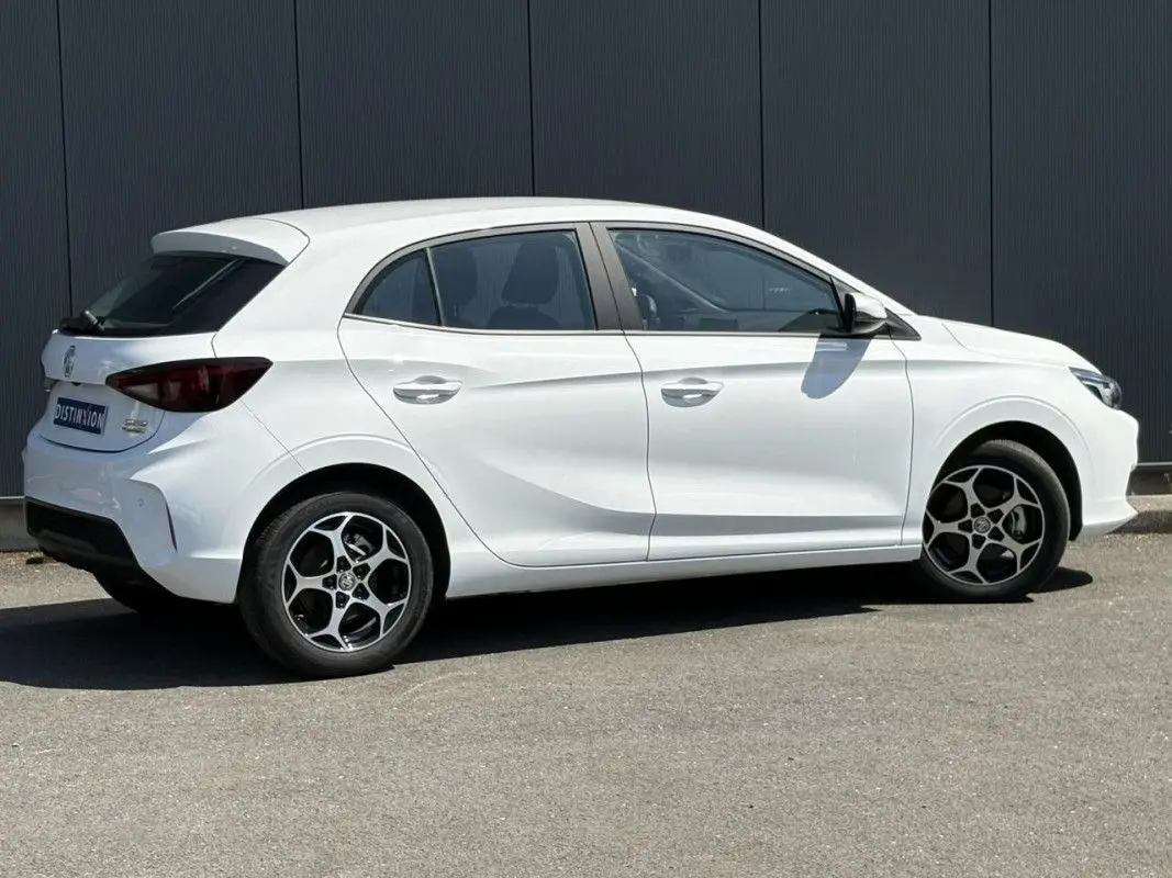Vue de profil côté droit d'une MG3 1.5 Hybrid+ 195 Comfort blanche Dover avec jantes alliage et vitres teintées.
