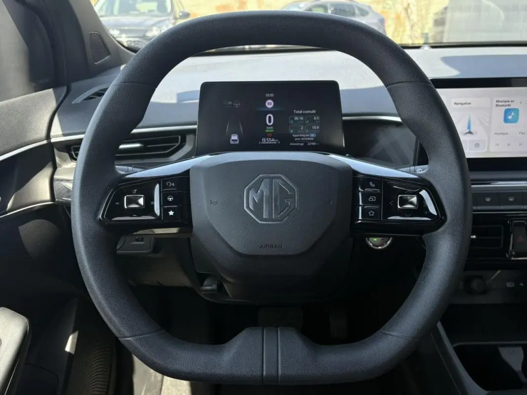 Vue centrée sur le volant noir du MG3 1.5 Hybrid+ 195 Comfort, avec tableau de bord numérique et écran tactile visible.