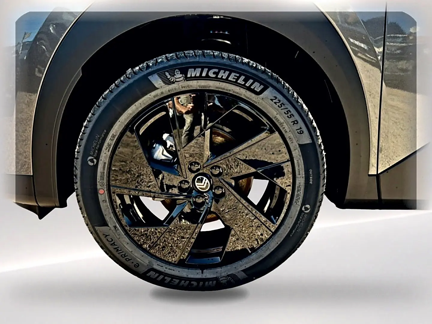 Gros plan sur la roue avant droite du Citroën C5 Aircross gris platinium avec jante alliage noire brillante.