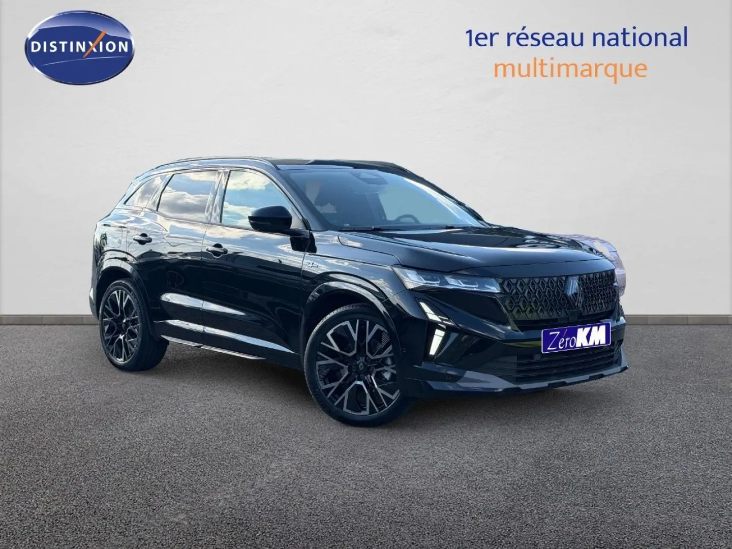 Renault Austral noir étoilé métallisé en vue 3/4 avant droit avec jantes alu et calandre distinctive.