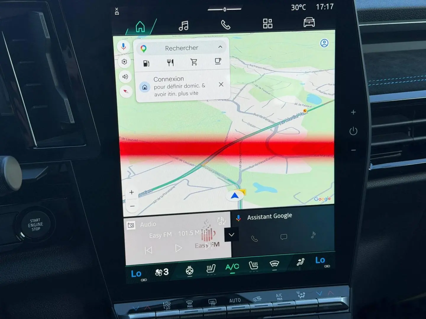 Écran tactile central affichant la navigation GPS dans l’habitacle du Renault Austral noir étoilé.