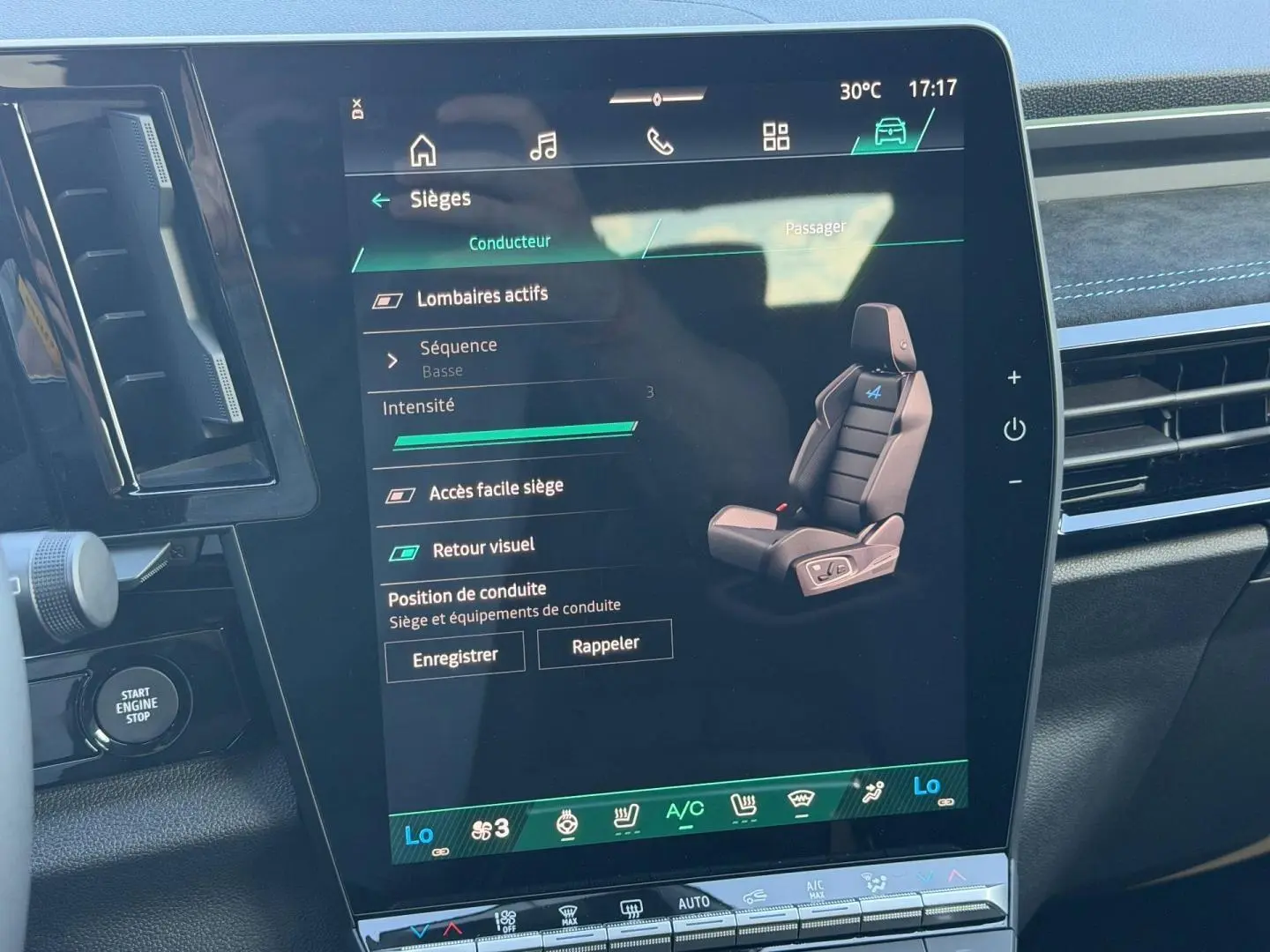 Écran tactile central montrant les réglages du siège conducteur dans un Renault Austral noir étoilé 2026.