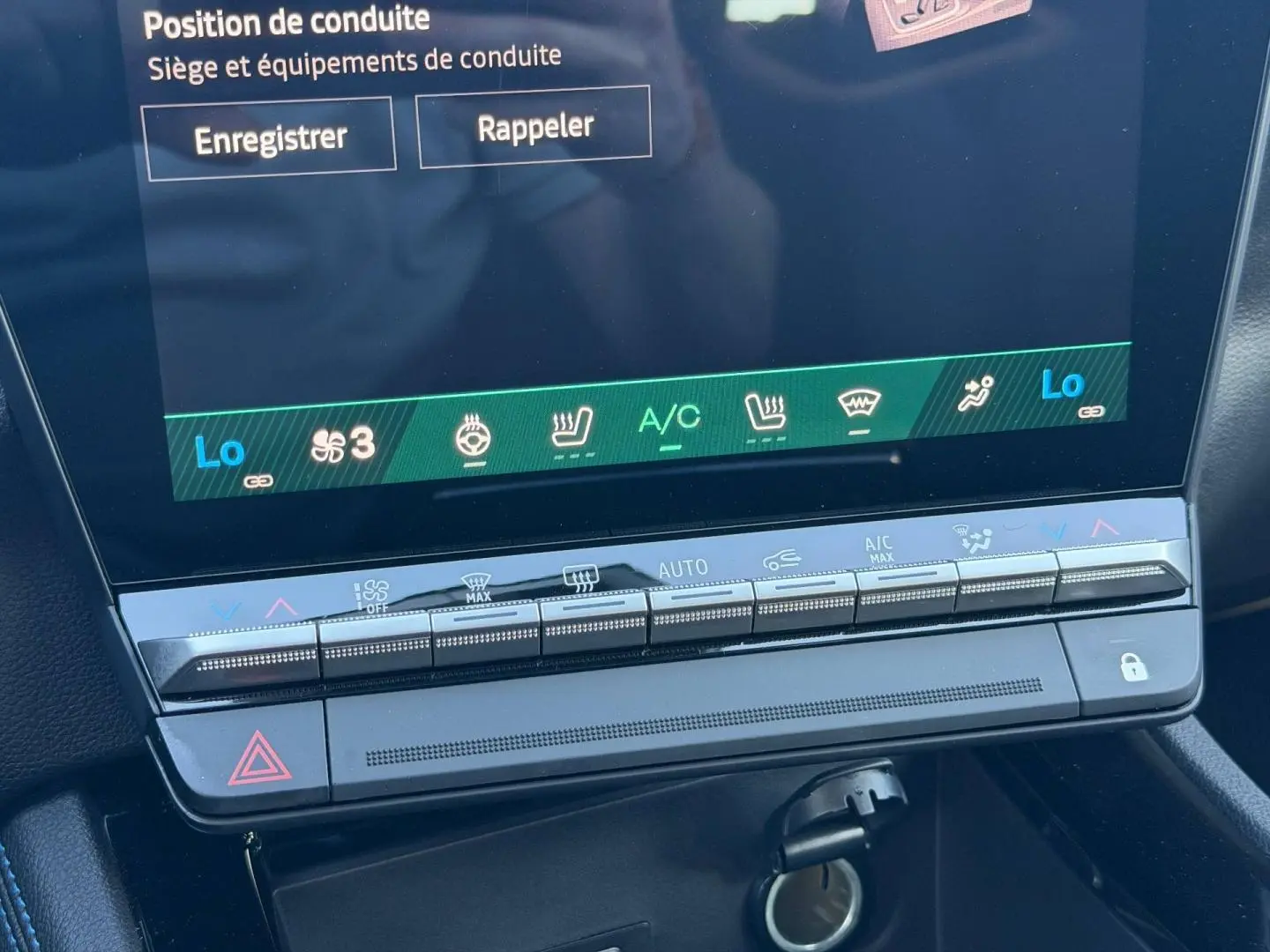 Gros plan sur l'écran tactile et les commandes de climatisation du Renault Austral noir étoilé, intérieur moderne et lumineux.