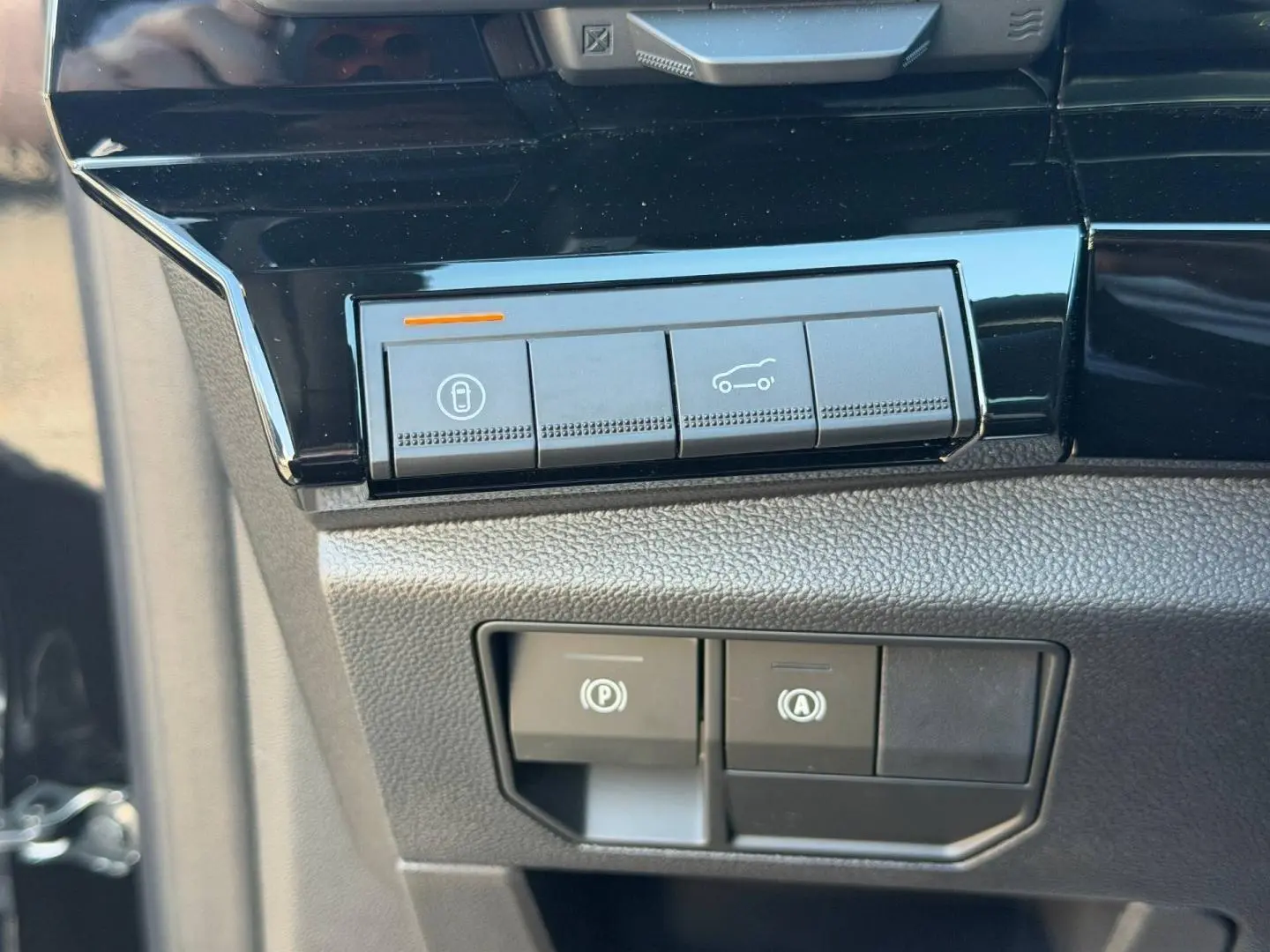 Gros plan sur les commandes noires brillantes du tableau de bord du Renault Austral 1.2 E-Tech noir étoilé.