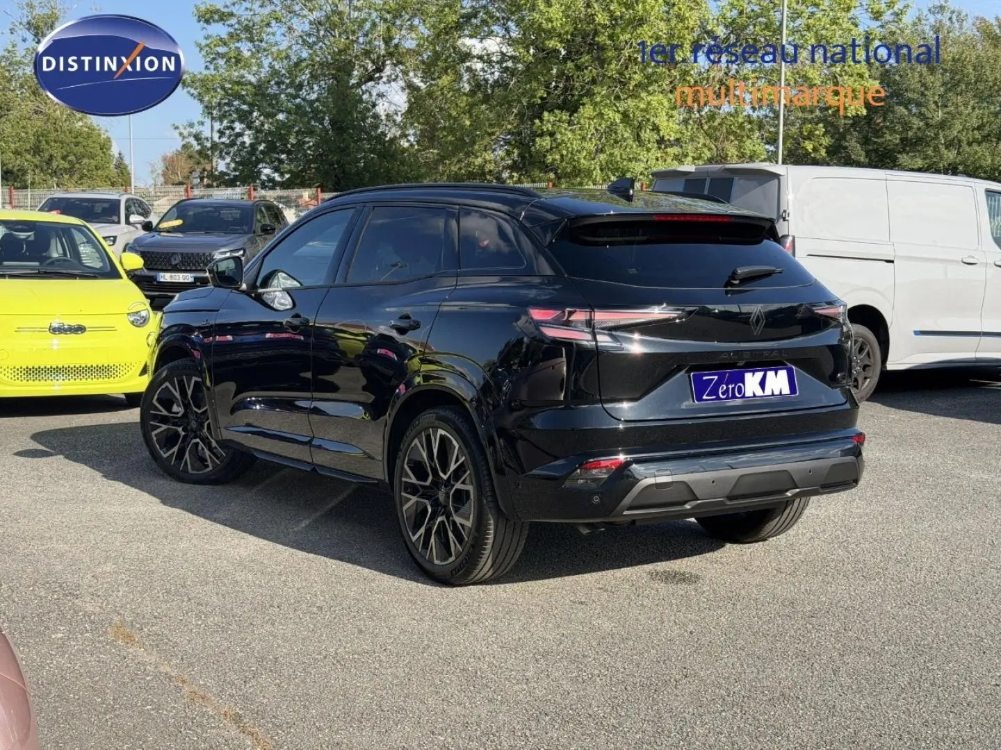 Renault Austral noir étoilé métallisé, vue 3/4 arrière droit, jantes alliage et feux arrière LED distinctifs.