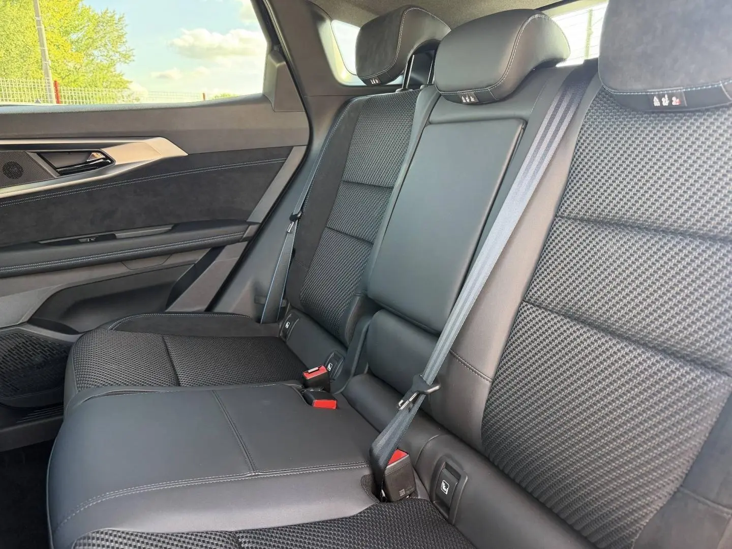 Vue latérale droite des sièges arrière noirs en tissu et cuir du Renault Austral 1.2 E-Tech full hybrid 200ch esprit Alpine 2026.