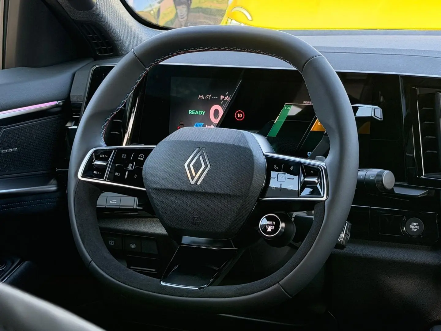 Vue rapprochée du volant noir du Renault Austral 2026 avec commandes intégrées et tableau de bord numérique.