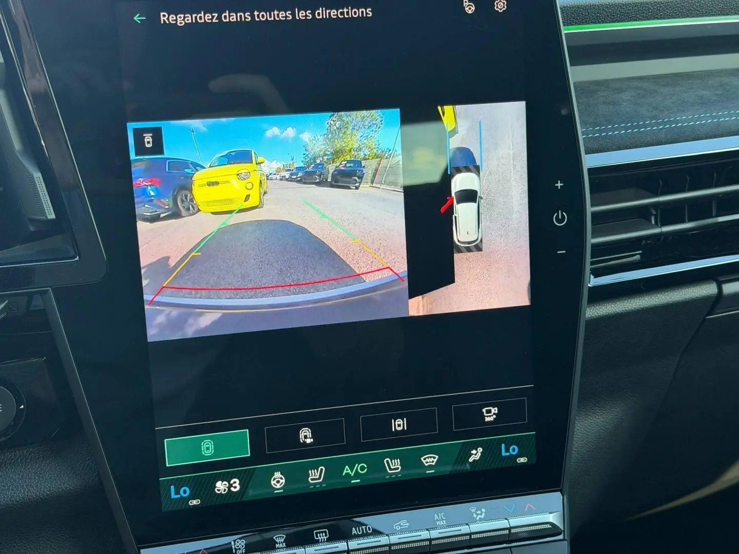 Écran tactile intérieur montrant la caméra de recul et l'affichage 360° du Renault Austral noir étoilé métallisé.