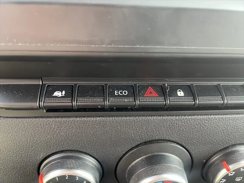 Boutons de commande du tableau de bord du Renault Master blanc 2021, avec touches ECO et alerte triangle rouge.