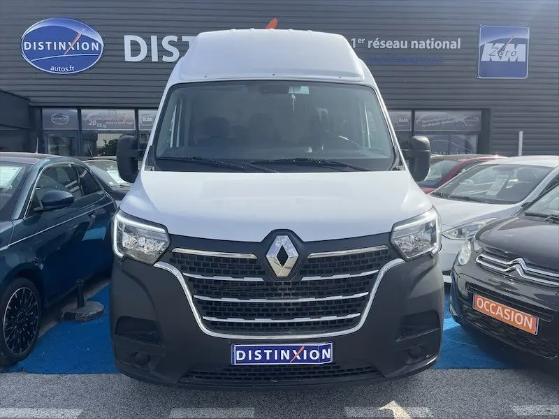 Vue frontale d’un Renault Master blanc 2021 avec grande calandre noire et logo Renault bien visible.