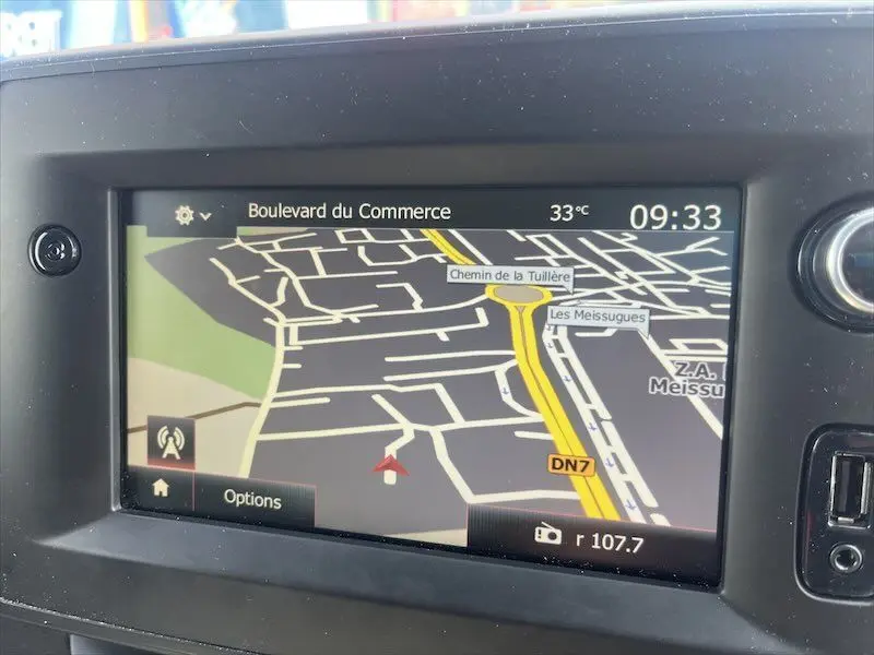 Écran de navigation GPS intégré dans un Renault Master 2021, affichant une carte routière en mode jour.