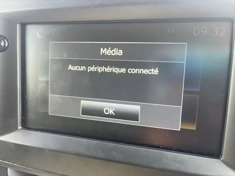 Écran tactile du système multimédia du Renault Master blanc 2021 affichant "Aucun périphérique connecté"