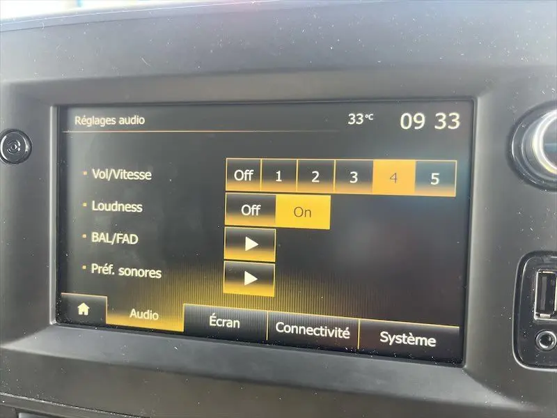 Écran tactile du système audio du Renault Master blanc 2021 affichant les réglages de volume et de son.