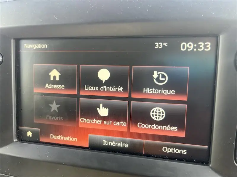 Écran tactile du système de navigation du Renault Master blanc 2021 affichant les options d'adresse et itinéraire.
