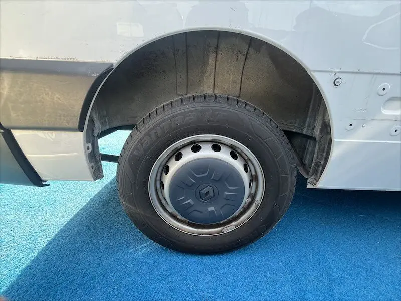 Gros plan sur la roue arrière droite blanche du Renault Master 2.3 DCI 135 F3500 L2H3 Grand Confort de 2021.