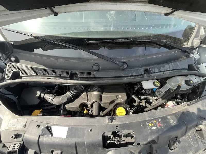 Vue rapprochée du compartiment moteur du Renault Master blanc 2.3 DCI 135, montrant les composants sous le capot.