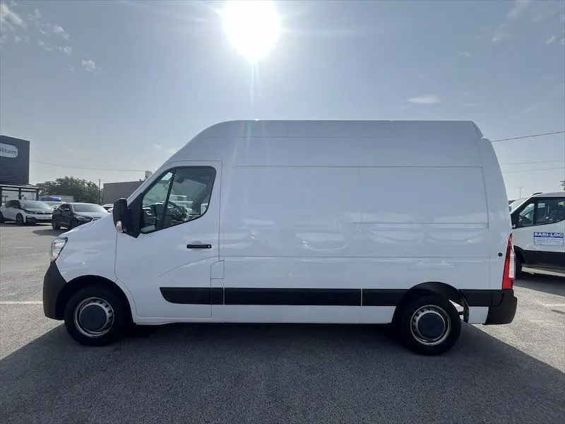 Profil côté gauche d’un Renault Master blanc 2021 à toit haut, avec bande noire basse et roues acier.