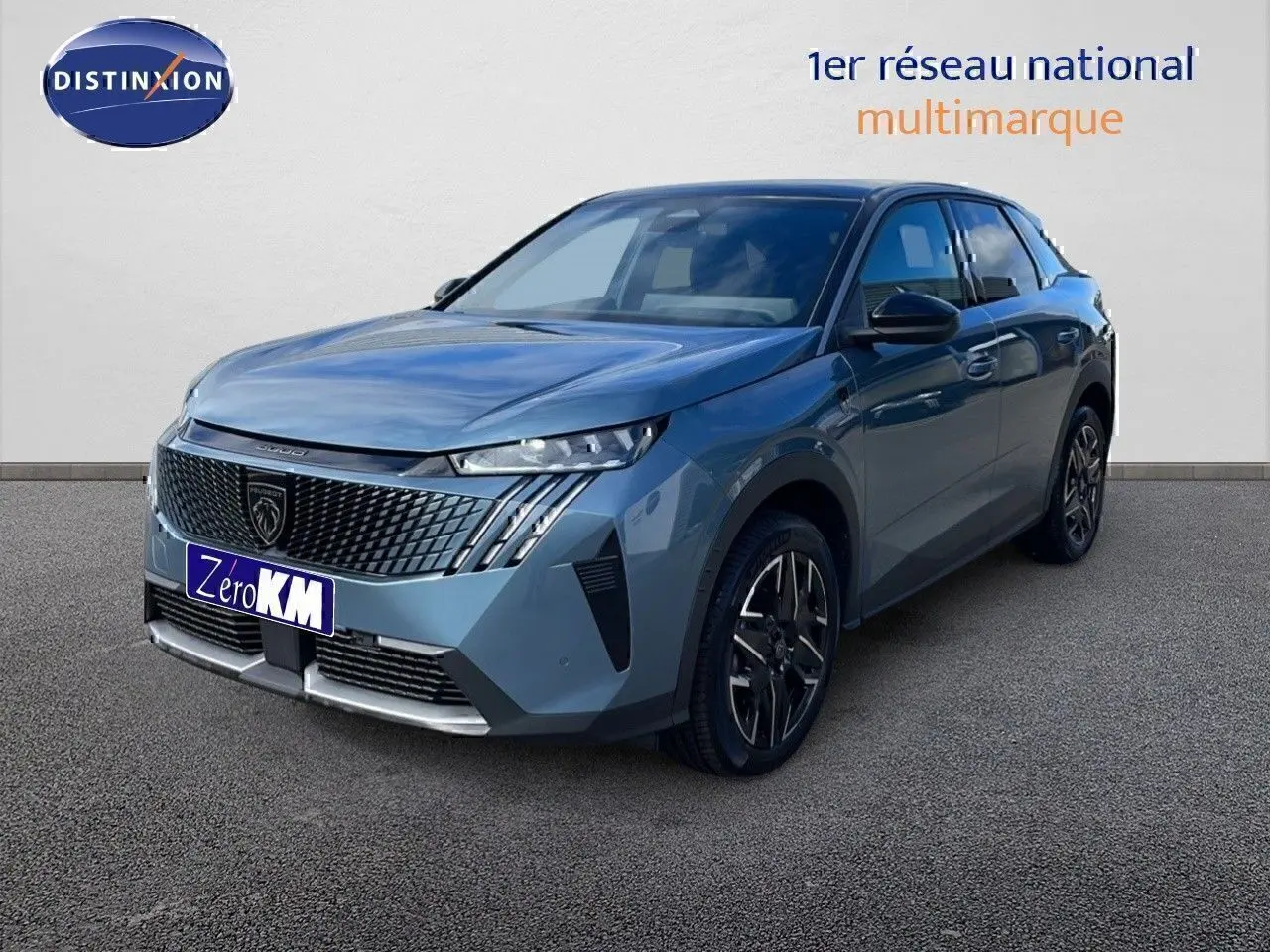 Vue 3/4 avant du Peugeot 3008 hybride bleu Ingaro métal avec toit noir et calandre distinctive GT.