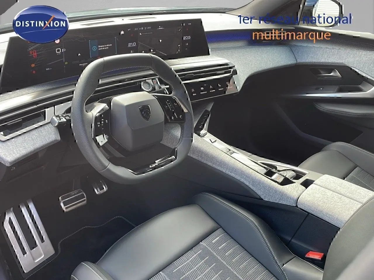Intérieur du Peugeot 3008 2025 vu côté conducteur, avec tableau de bord numérique et sellerie cuir noir et tissu gris.
