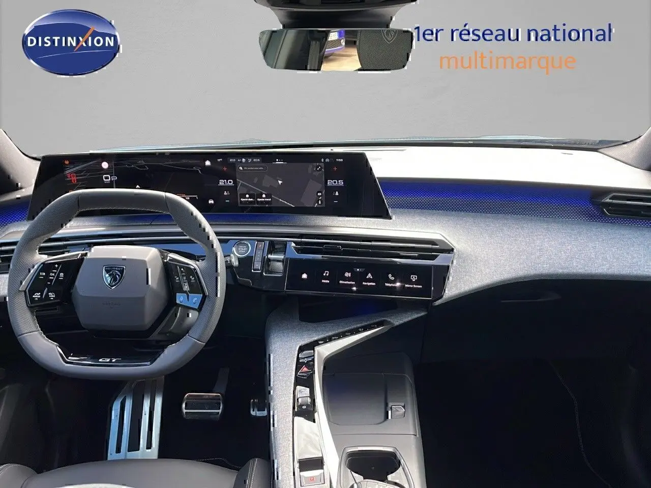 Vue intérieure frontale du tableau de bord de la Peugeot 3008 GT 2025, avec éclairage bleu et volant compact noir.