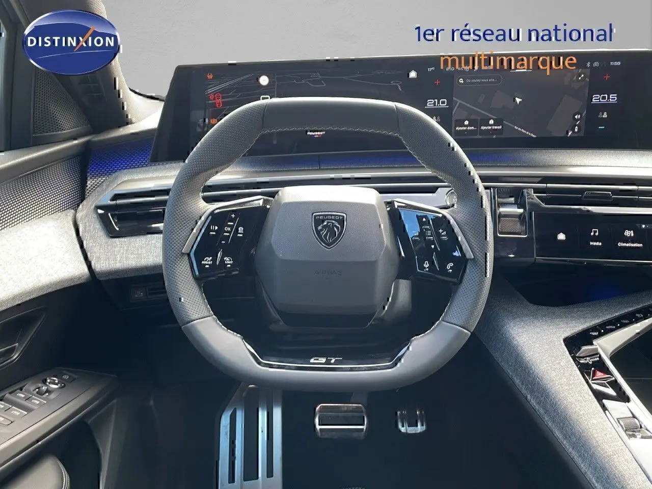 Vue intérieure centrée sur le volant GT en cuir noir du Peugeot 3008 1.2 Hybrid 2025 avec tableau de bord numérique.