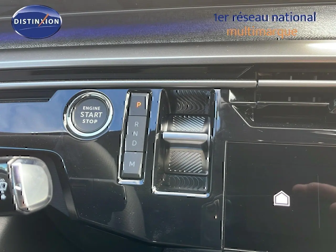 Vue rapprochée de la console centrale du Peugeot 3008 2025 bleu Ingaro, avec bouton start/stop et sélecteur de boîte auto.