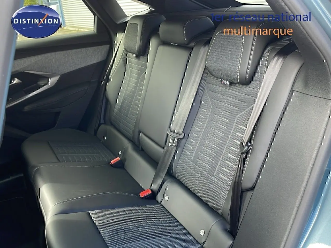 Vue intérieure des sièges arrière en cuir noir et tissu gris du Peugeot 3008 2025, côté droit avec ceinture de sécurité visible.