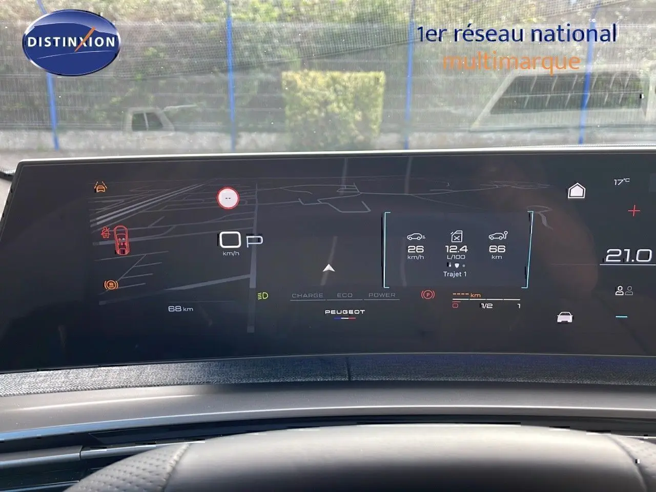 Vue rapprochée du tableau de bord numérique du Peugeot 3008 2025, affichage moderne et épuré.