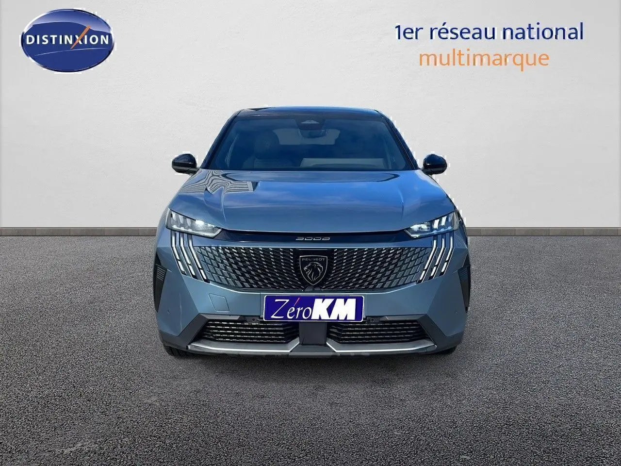 Vue de face du Peugeot 3008 1.2 Hybrid 136ch GT bleu Ingaro métal avec toit noir et calandre distinctive.