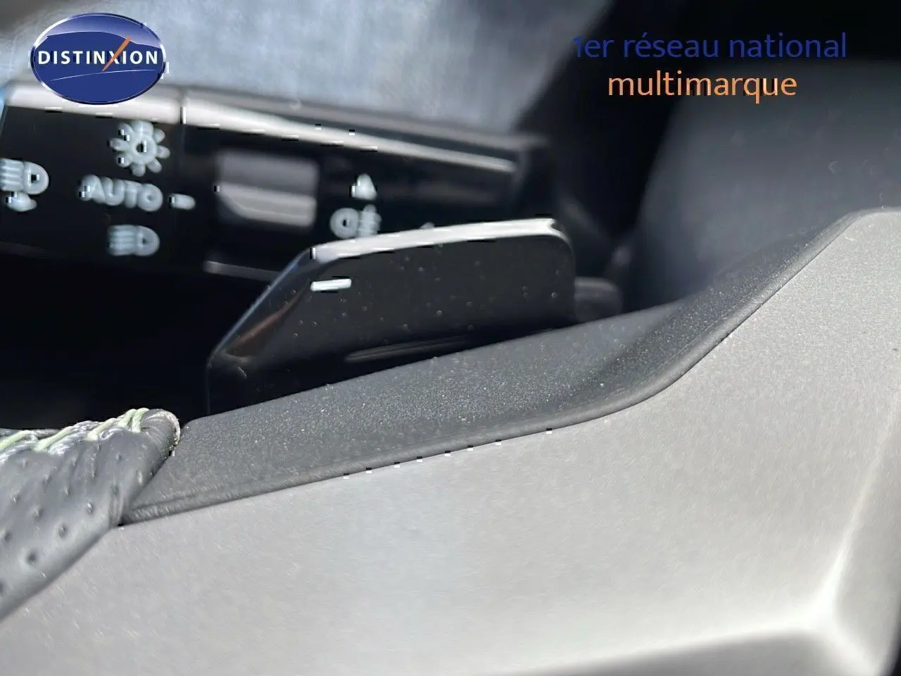 Détail intérieur sur la commande de régulateur de vitesse du Peugeot 3008 hybride 2025, finition GT.