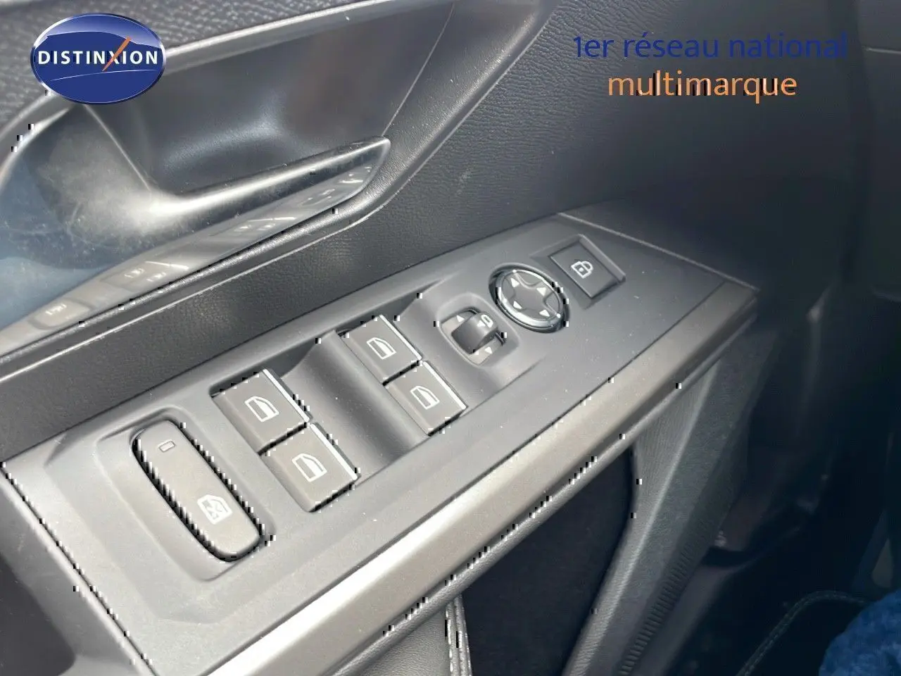 Gros plan sur les commandes de lève-vitres et rétroviseurs côté conducteur du Peugeot 3008 bleu Ingaro métal.
