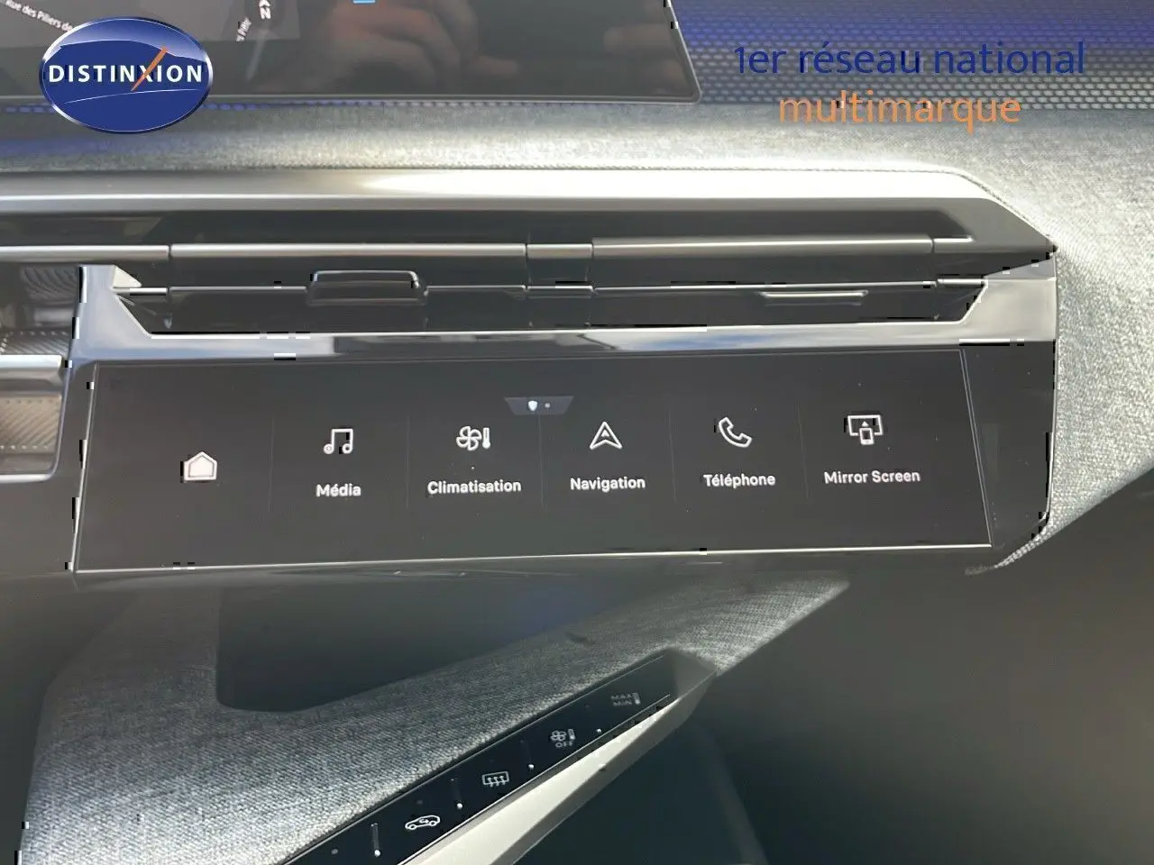 Écran tactile central du tableau de bord du Peugeot 3008 2025 bleu Ingaro métal avec toit noir, affichant les commandes multimédia et climatisation.