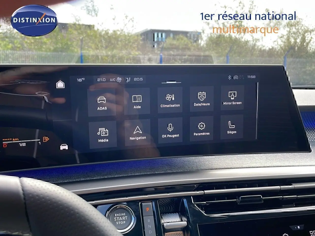 Vue intérieure du tableau de bord du Peugeot 3008 1.2 Hybrid 136ch GT, écran tactile central et bouton start/stop visibles.