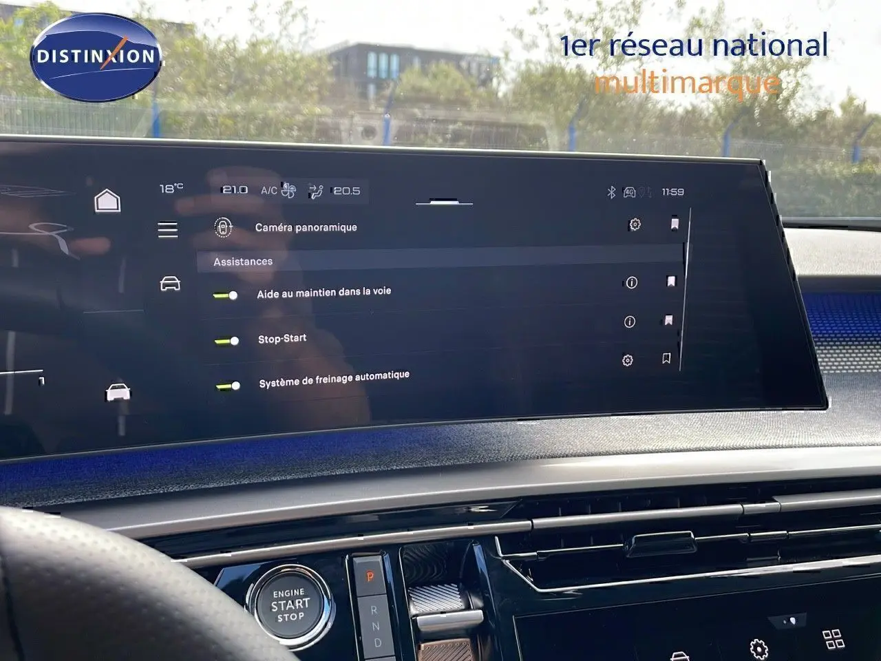 Vue intérieure du tableau de bord du Peugeot 3008 2025, écran tactile affichant les assistances à la conduite.