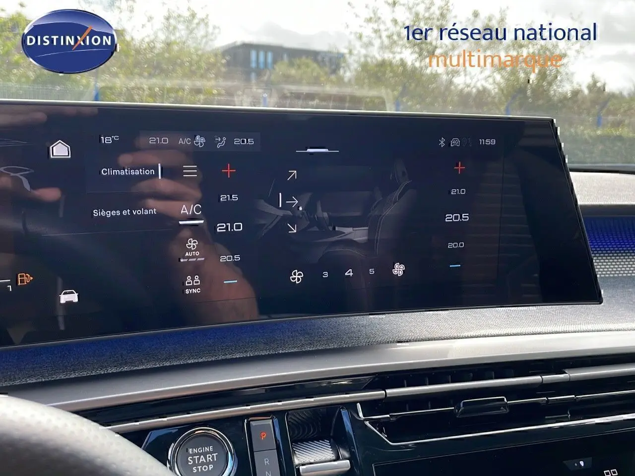 Vue intérieure du tableau de bord tactile du Peugeot 3008 1.2 Hybrid 136ch GT avec affichage de la climatisation.