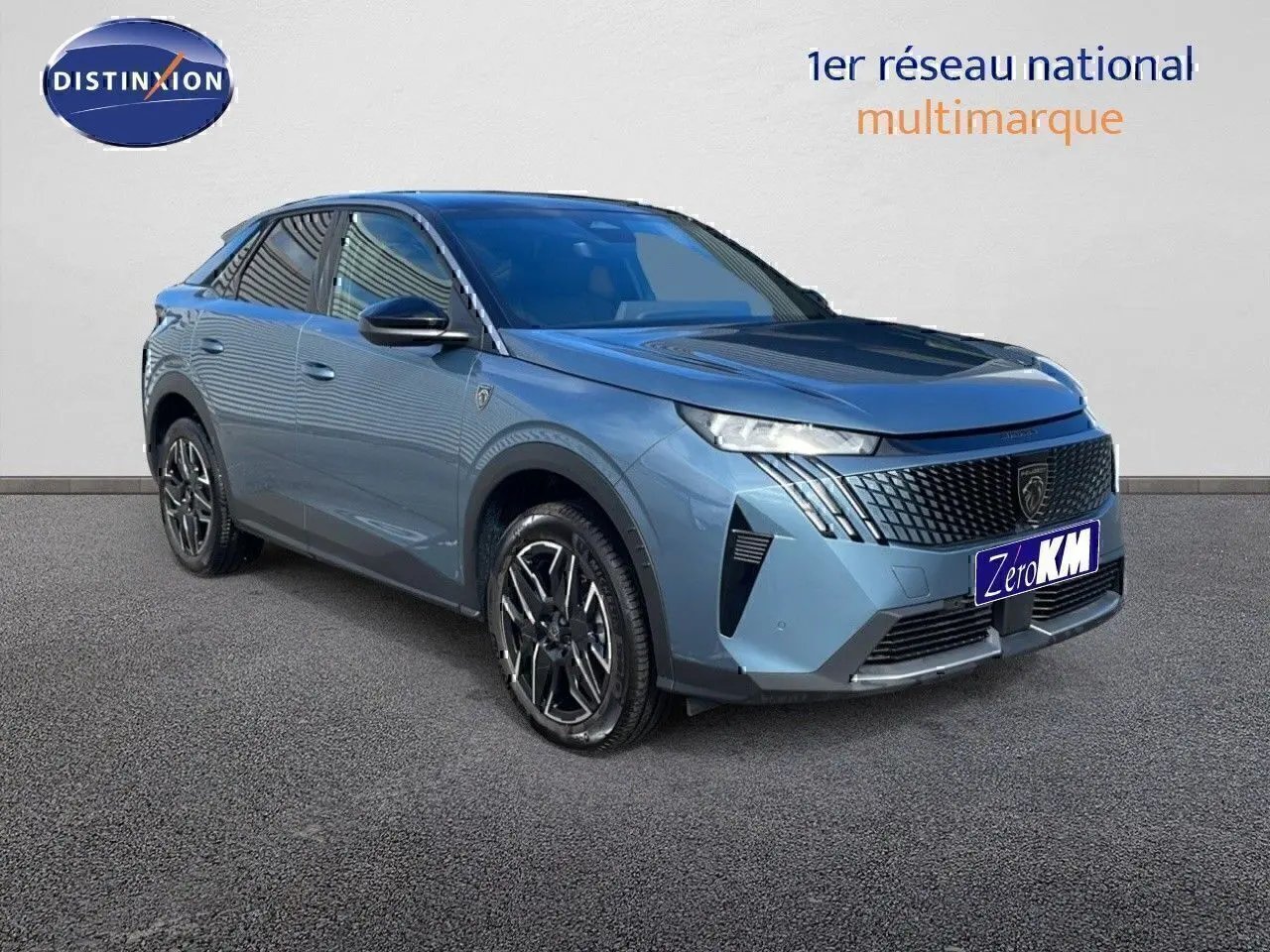 Vue 3/4 avant gauche d’un Peugeot 3008 hybride bleu Ingaro métal avec toit noir et jantes alliage noires.