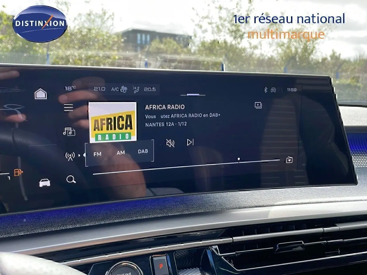Vue intérieure du tableau de bord du Peugeot 3008 2025, écran tactile affichant la radio Africa Radio, ambiance moderne avec détails bleus.
