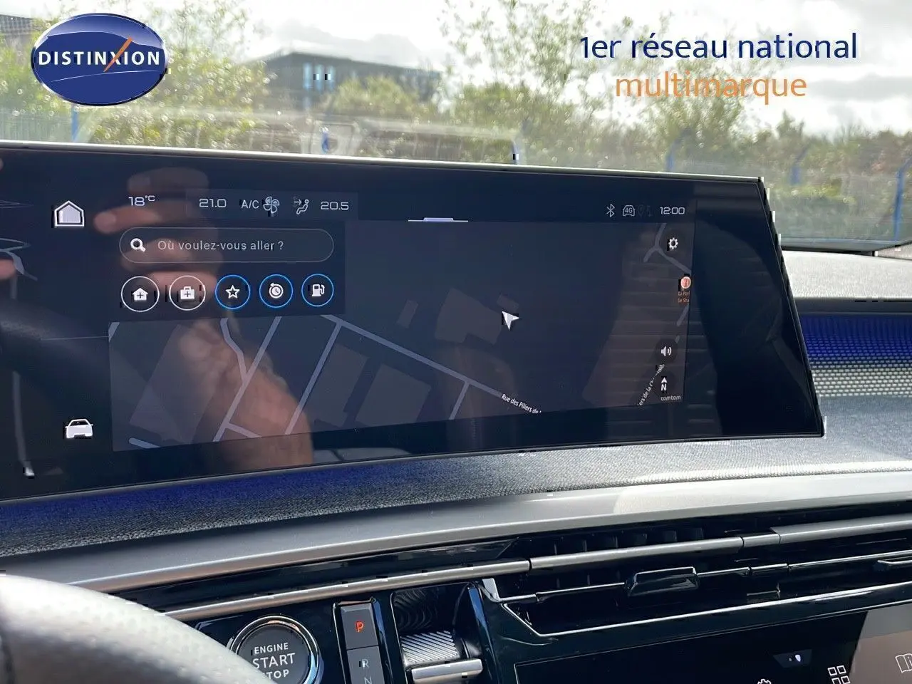 Vue intérieure du tableau de bord du Peugeot 3008 1.2 Hybrid 136ch GT 2025 avec écran tactile et commandes modernes.