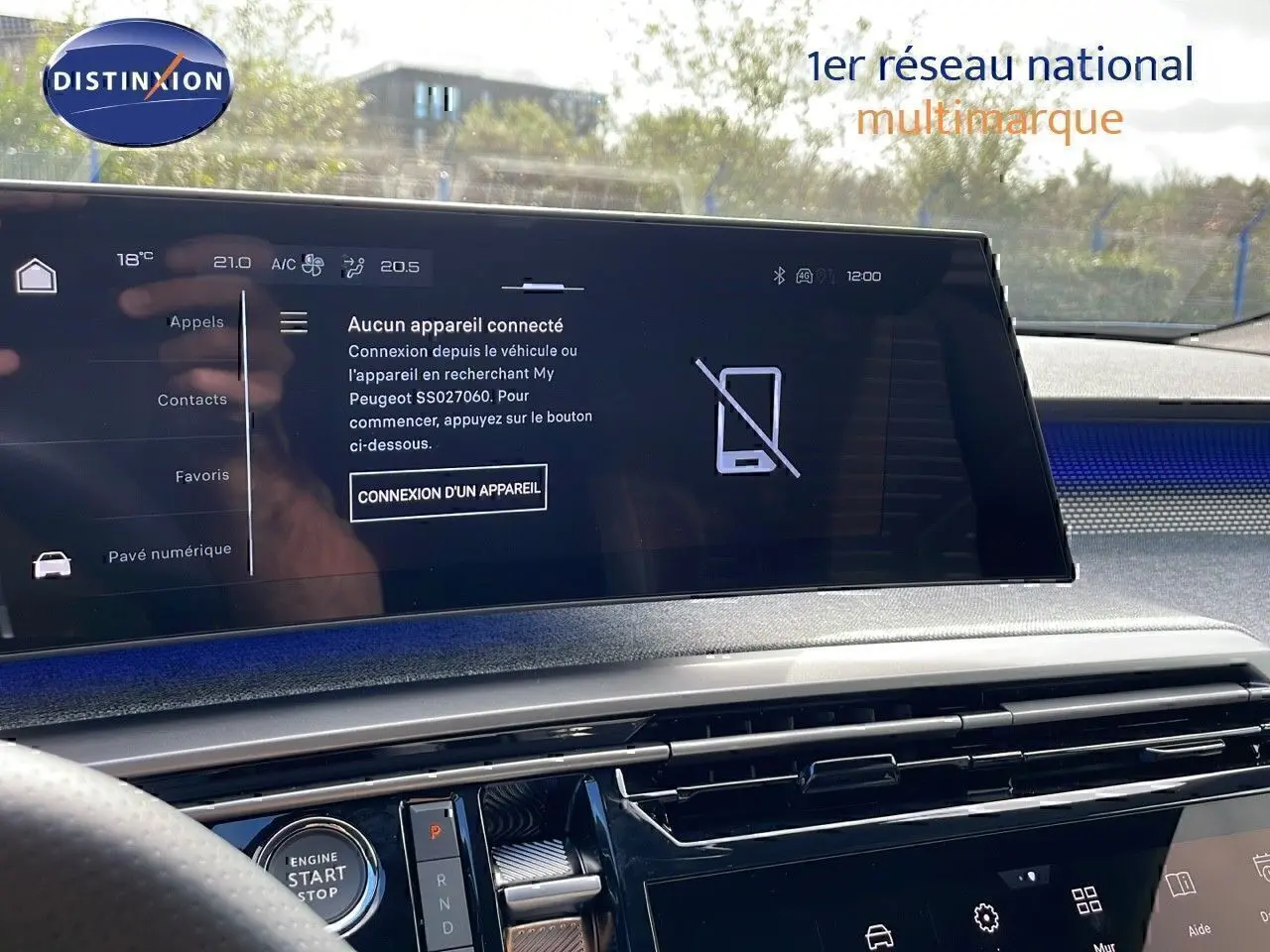 Vue intérieure du tableau de bord du Peugeot 3008 hybride 2025, avec écran tactile et ambiance lumineuse bleue.