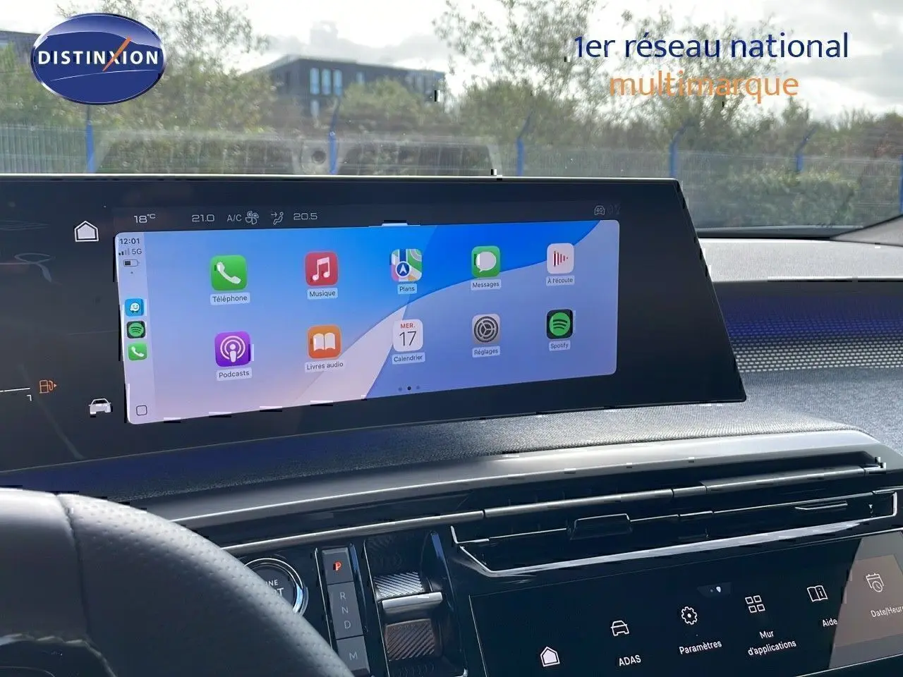 Vue intérieure du tableau de bord du Peugeot 3008 2025, écran tactile large affichant des applications, volant partiel visible.
