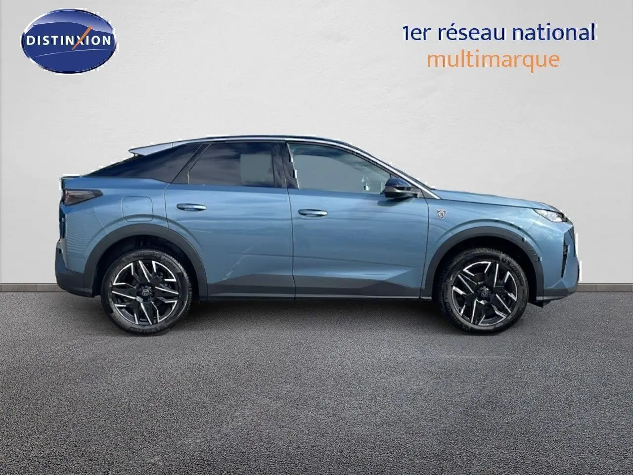 Profil droit du Peugeot 3008 1.2 Hybrid 136ch GT bleu Ingaro métal avec toit noir et jantes alliage noires.