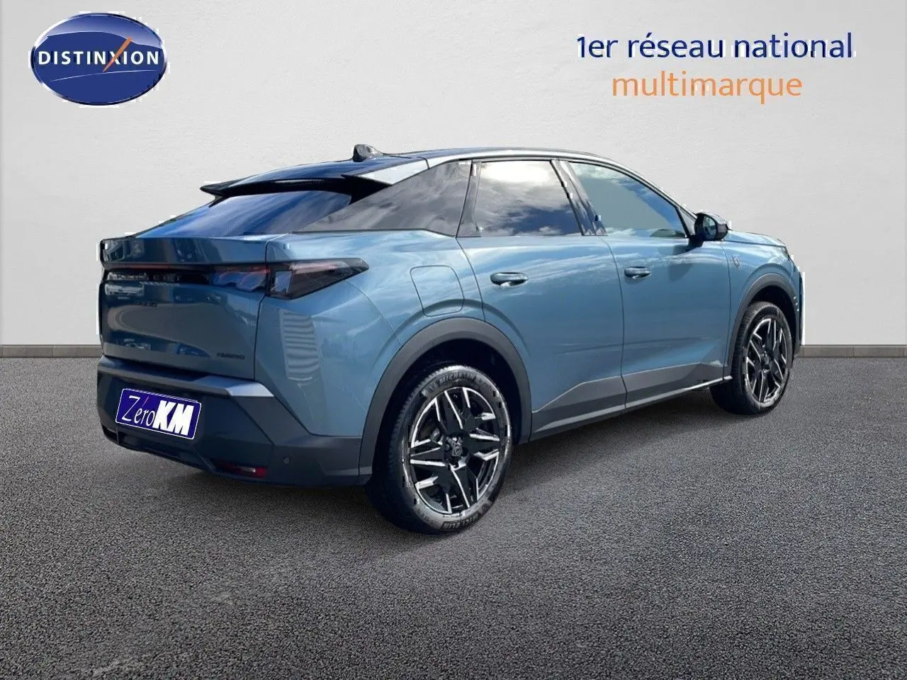 Peugeot 3008 1.2 Hybrid 136ch GT bleu Ingaro métal avec toit noir, vue 3/4 arrière côté gauche.