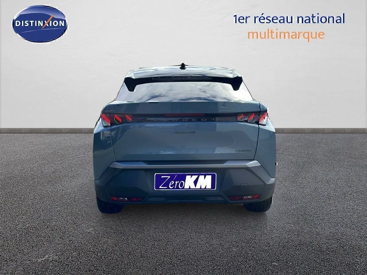 Vue arrière d’un Peugeot 3008 1.2 Hybrid 136ch GT bleu Ingaro métal avec toit noir, année 2025.