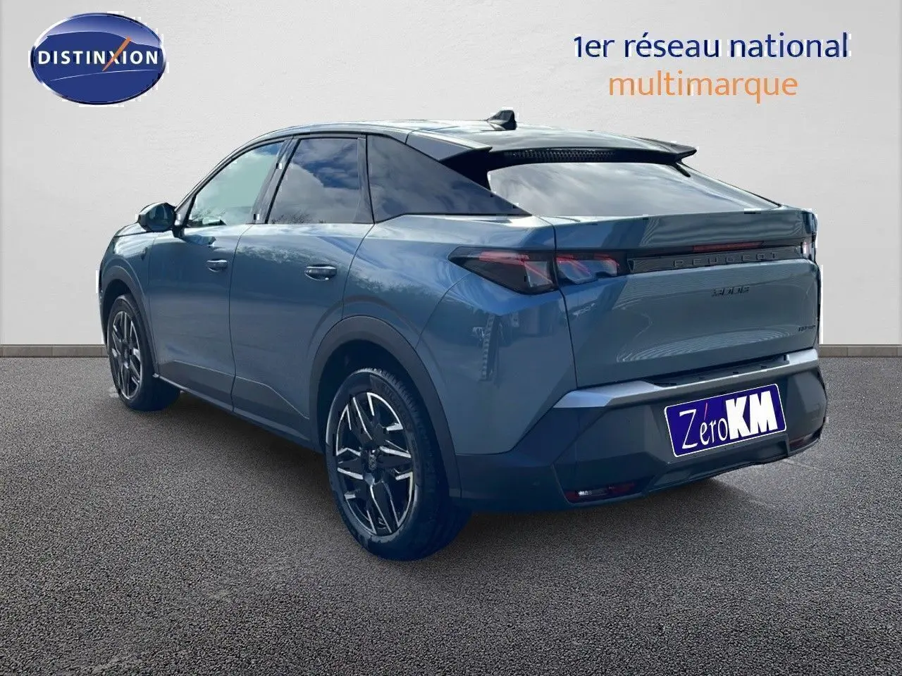 Vue 3/4 arrière droite d'un Peugeot 3008 hybride bleu Ingaro métal avec toit noir et jantes alliage biton.