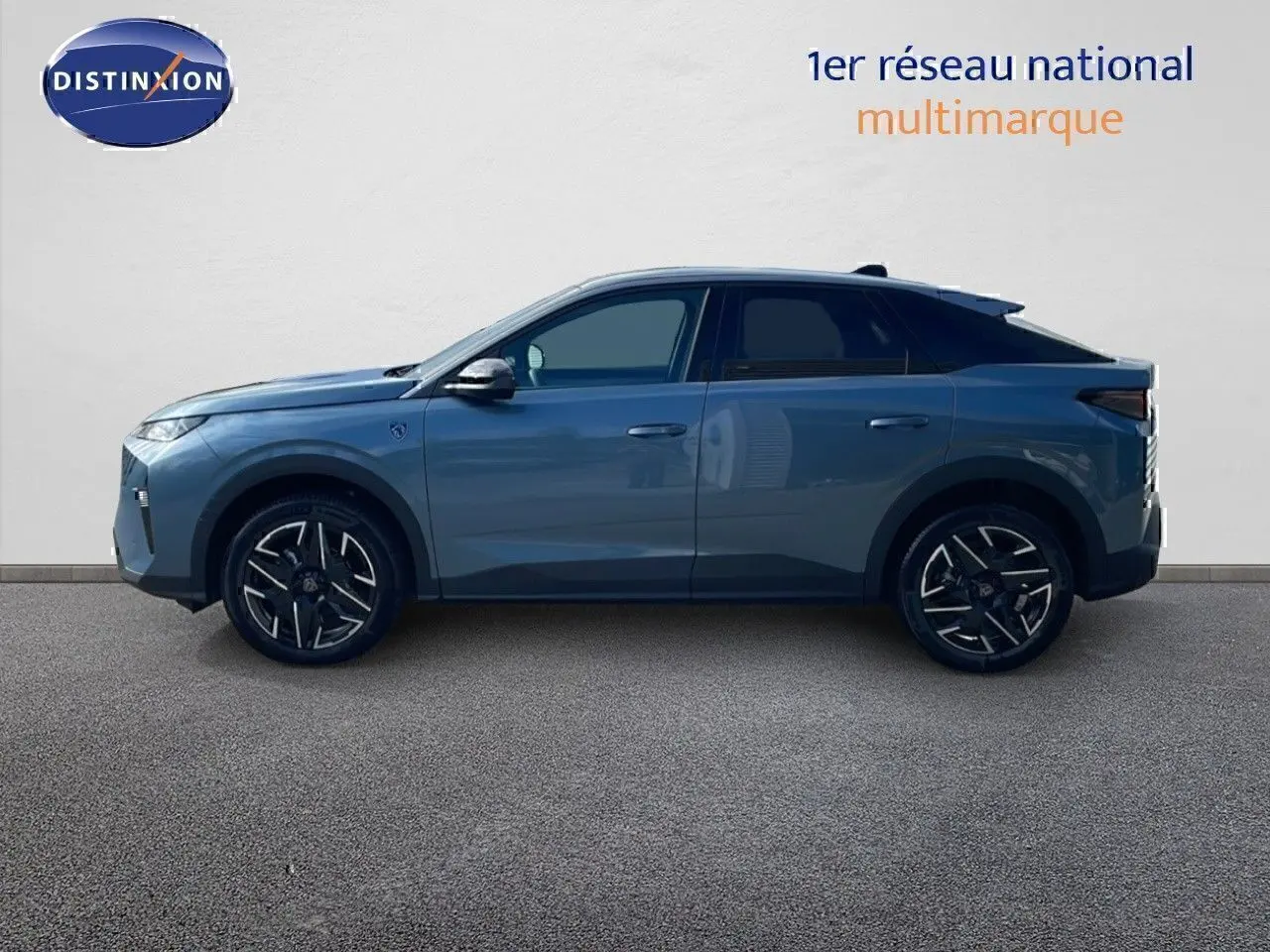 Vue de profil gauche du Peugeot 3008 1.2 Hybrid 136ch GT en bleu Ingaro métal avec toit noir et jantes alliage noires.