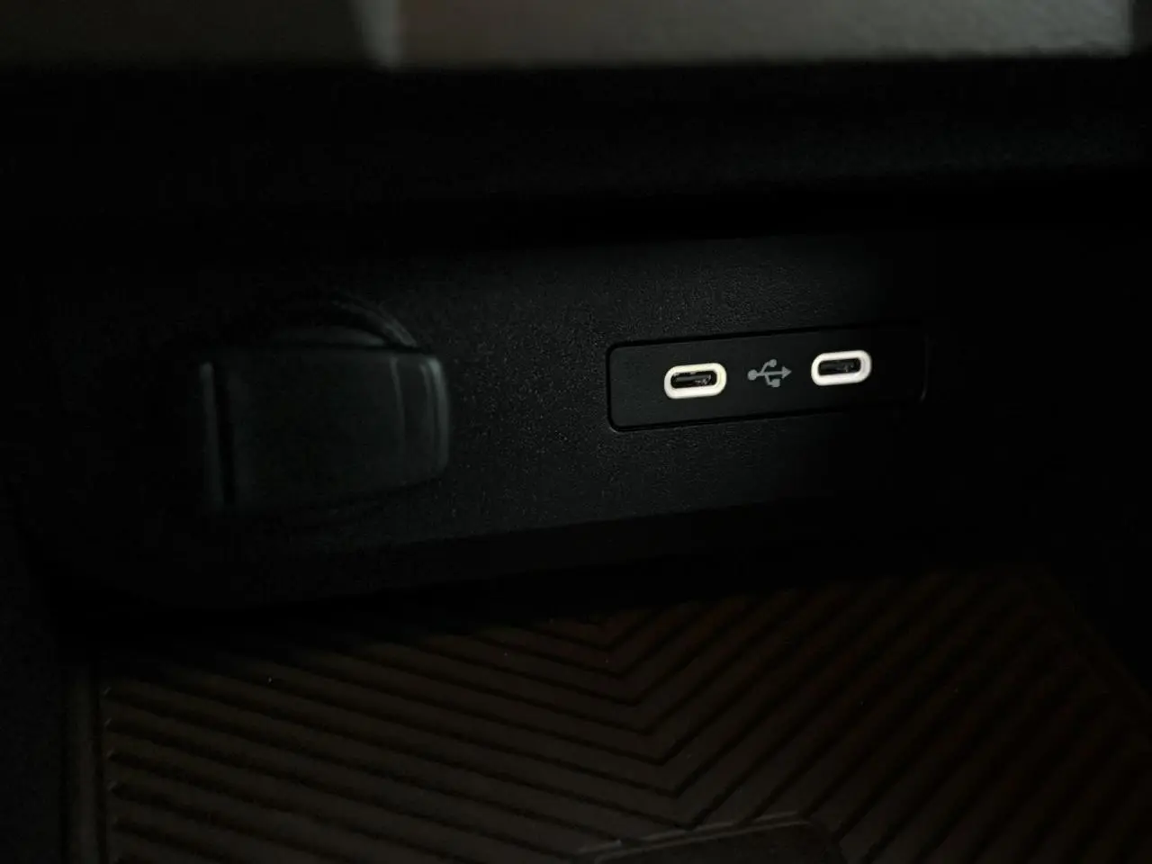 Gros plan sur deux ports USB-C intégrés dans la console centrale du Dacia Duster Blanc Glacier 2026.