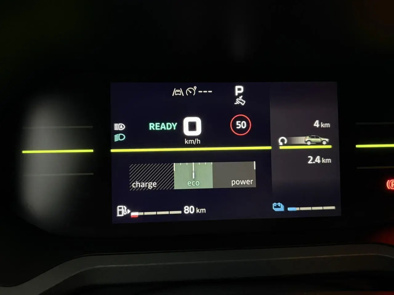 Affichage digital du tableau de bord du Dacia Duster hybride, montrant la vitesse à 0 km/h et le mode éco activé.