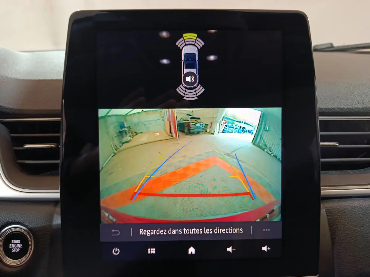 Écran tactile central du Renault Captur Techno TCe 90 montrant la caméra de recul avec guidage coloré.