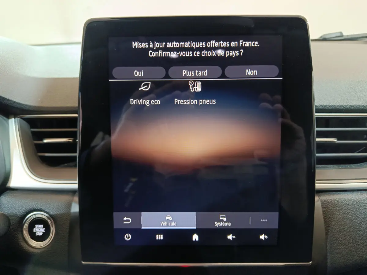 Écran tactile central du tableau de bord du Renault Captur Techno TCe 90 2024 avec bouton démarrage visible à gauche